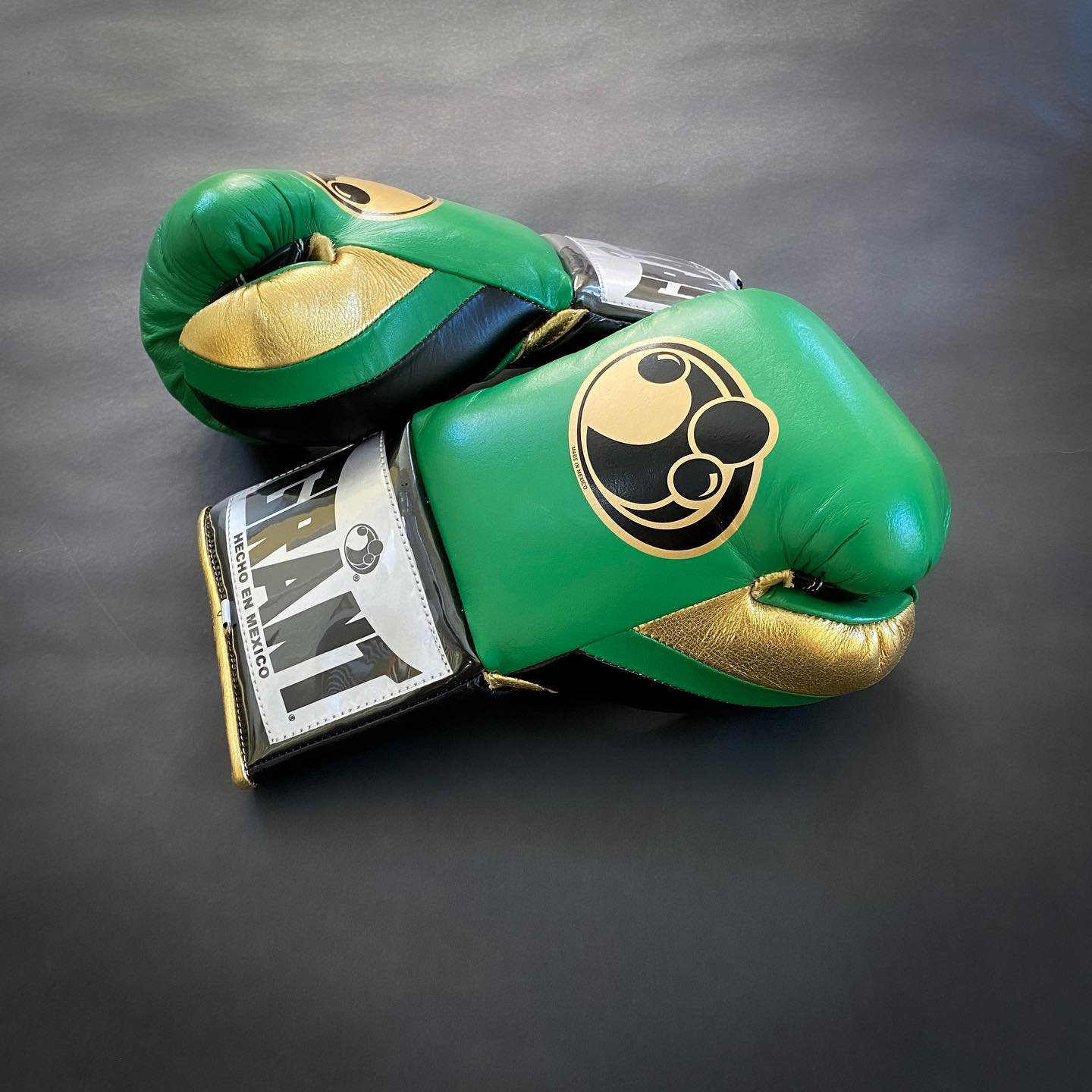 Customizable boxing glove , Fiest Gloves online , High Quality COPIES of Branded Gloves Green/Black