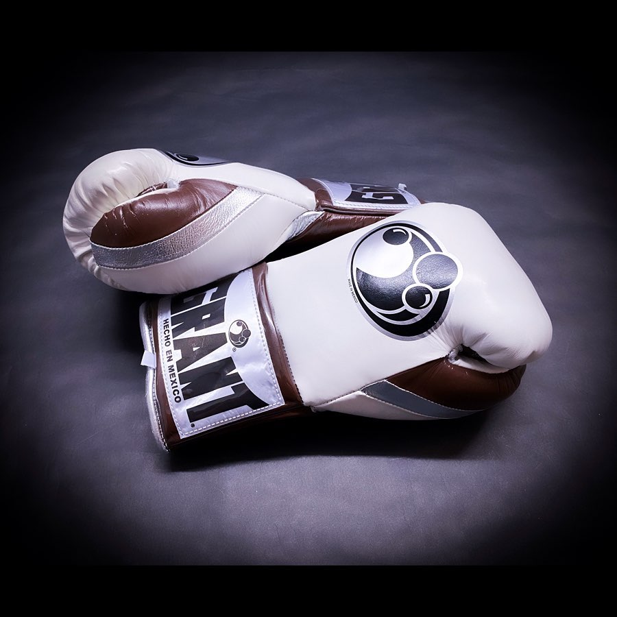 Customizable boxing glove , Fiest Gloves online , High Quality COPIES of Branded Gloves White/Brown
