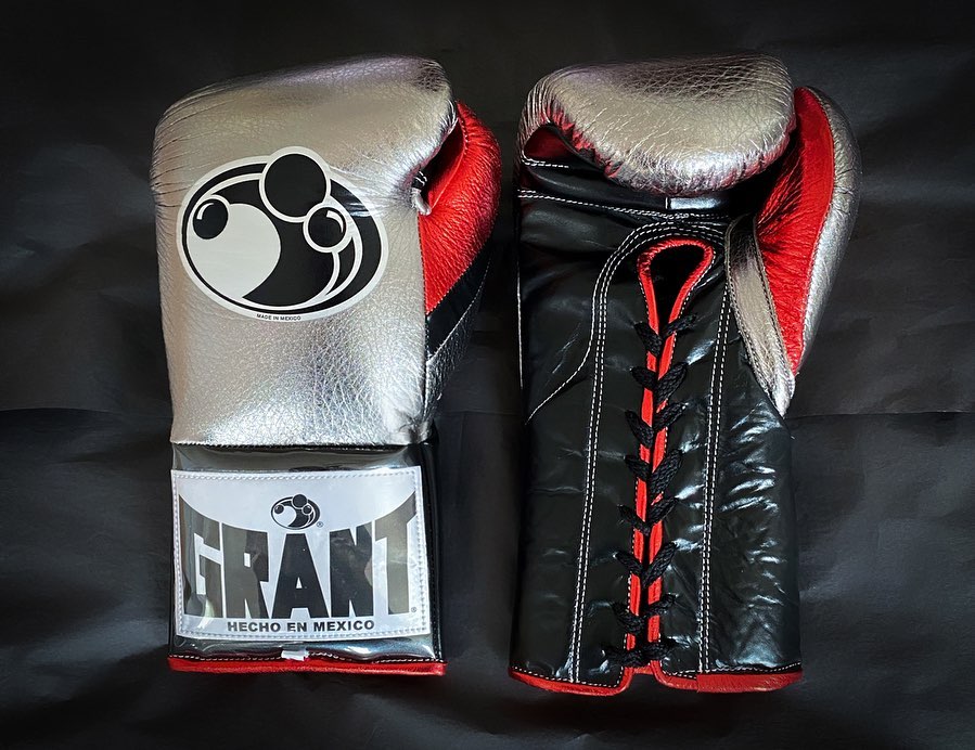 Customizable boxing glove , Fiest Gloves online , High Quality COPIES of Branded Gloves Silver/Black